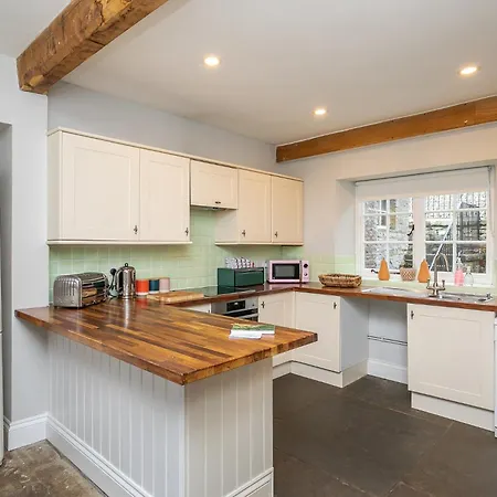 Micklethorn At Broughton Sanctuary 斯基普顿